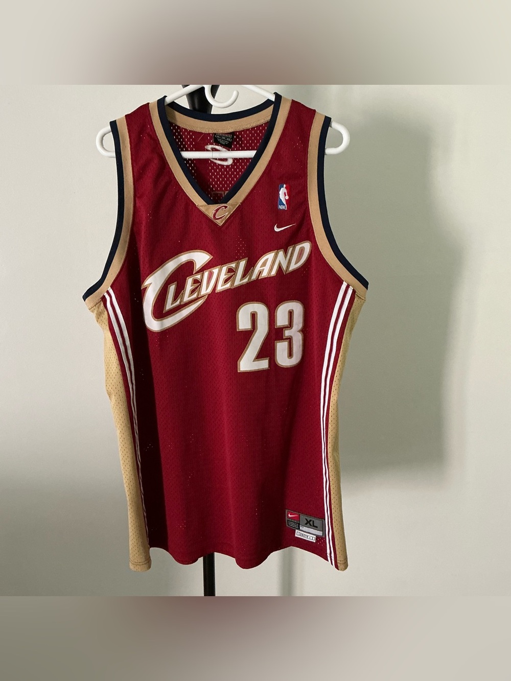 Nike Cleveland Cavaliers LeBron James #23 Swingman Jersey – XL – Wine & Gold